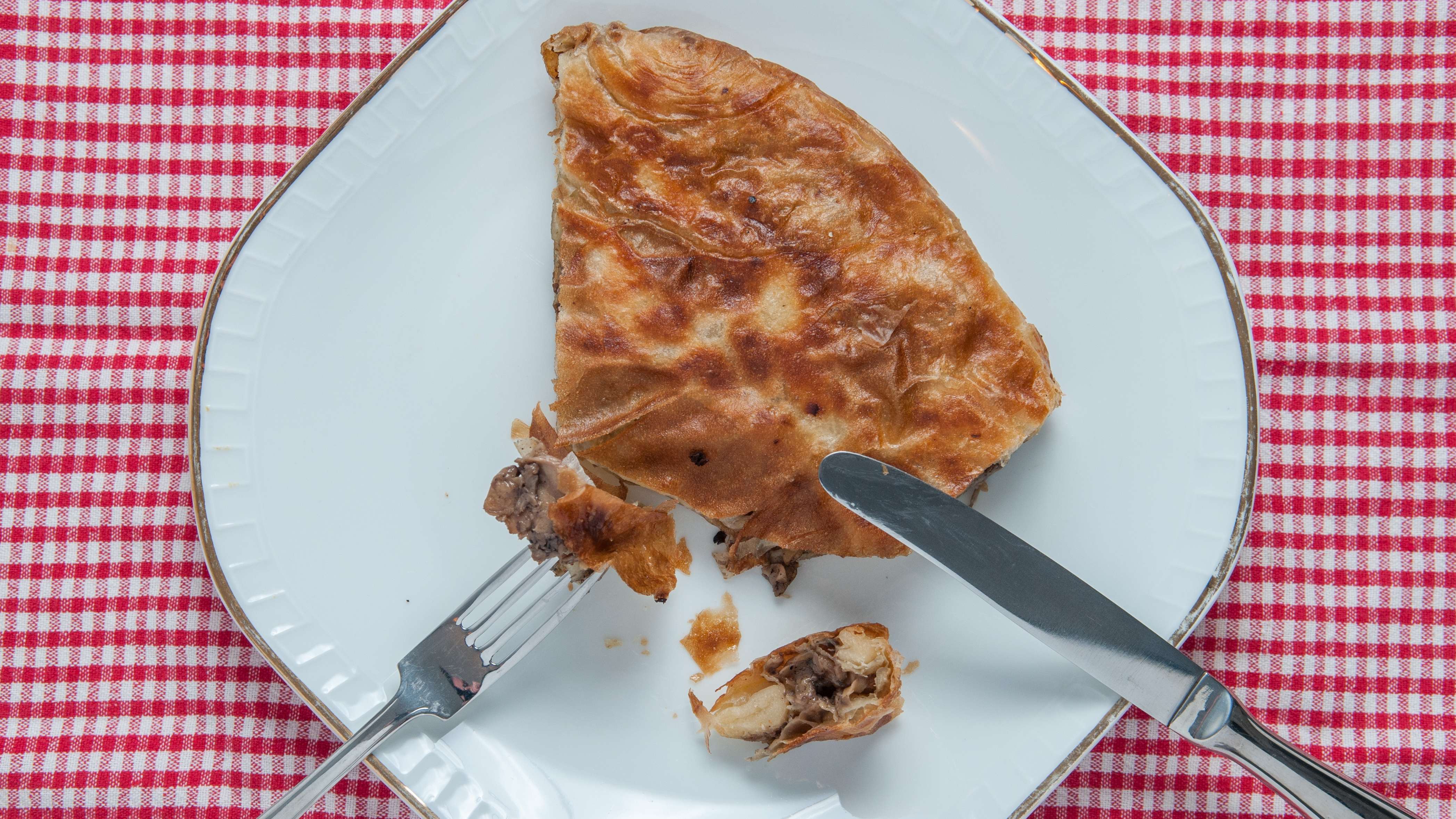 Mantarlı Tepsi Böreği Mantarlı Tepsi Böreği