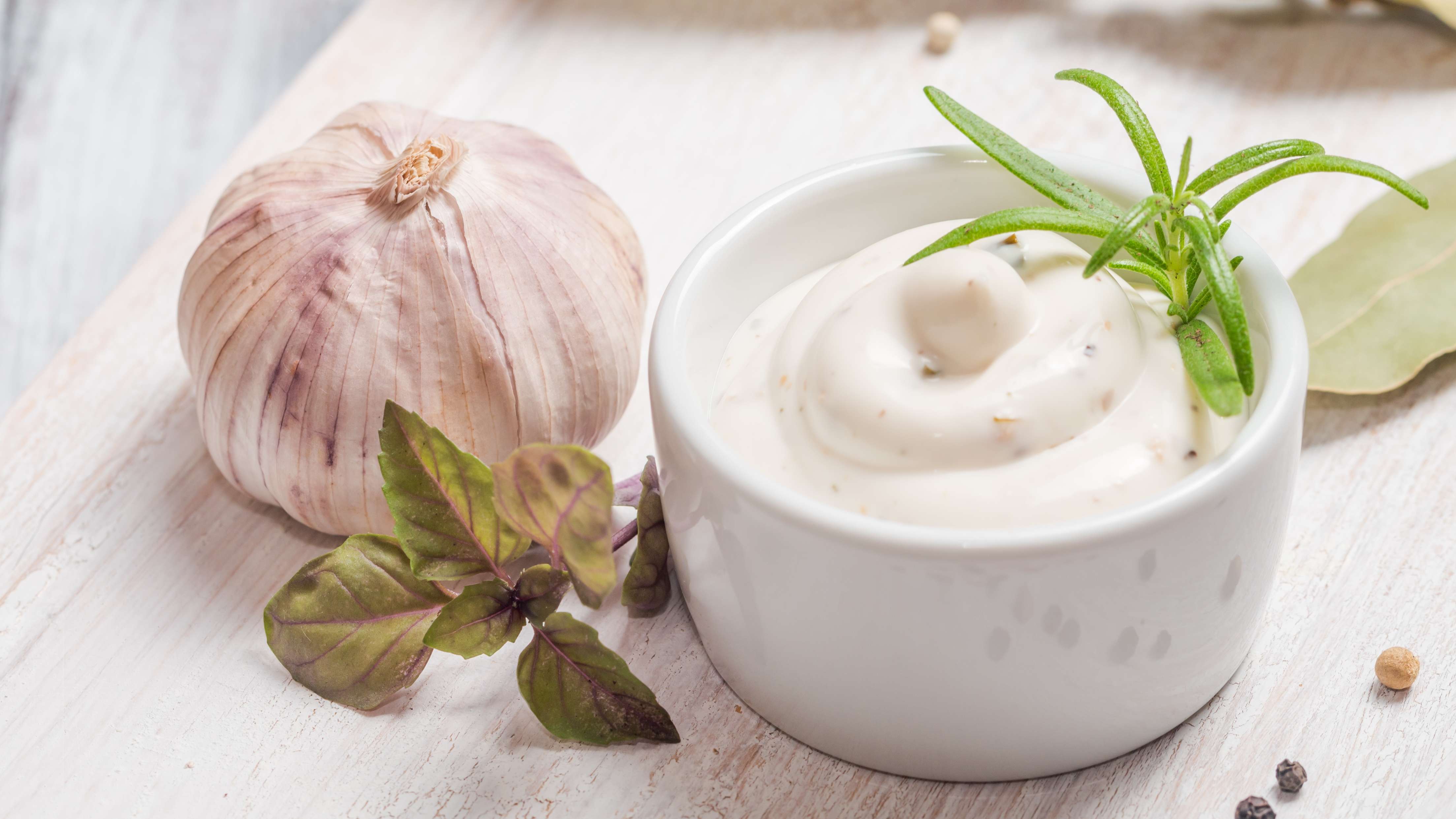 Sarımsaklı Salata Sos Tarifi Sarımsaklı Salata Sos Tarifi